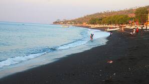Di pantai, scuba diving, snorkeling, dan berlayar