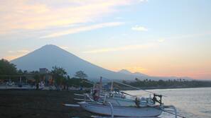 Di pantai, scuba diving, snorkeling, dan berlayar