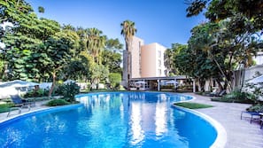 Outdoor pool, pool umbrellas, sun loungers