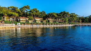 Private beach, sun-loungers, beach umbrellas, beach towels