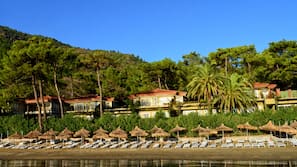 Private beach, sun-loungers, beach umbrellas, beach towels