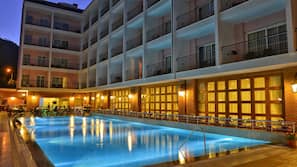 2 indoor pools, 2 outdoor pools, pool umbrellas, pool loungers