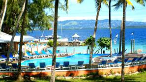 2 piscines extérieures, parasols de plage, chaises longues