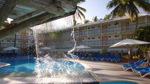 2 piscines extérieures, parasols de plage, chaises longues