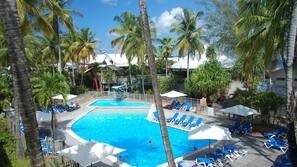 2 piscines extérieures, parasols de plage, chaises longues
