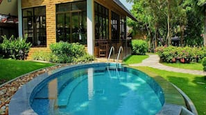 Outdoor spa bath