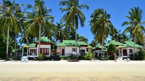 Plage, sable blanc, chaises longues, serviettes de plage