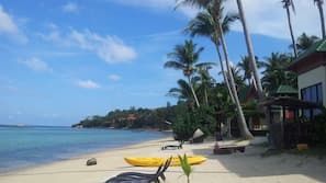 Plage, sable blanc, chaises longues, serviettes de plage