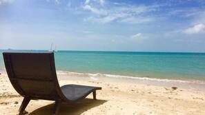 Plage, sable blanc, chaises longues, serviettes de plage