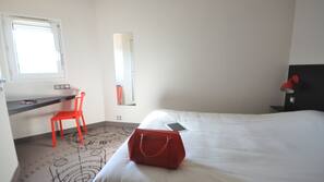 Escritorio, cortinas opacas, sistema de insonorización