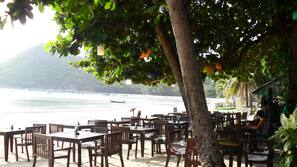 Trên bãi biển, ghế dài tắm nắng, dù trên bãi biển