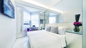 Bantalan ekstra lembut, minibar, brankas, dan meja kerja
