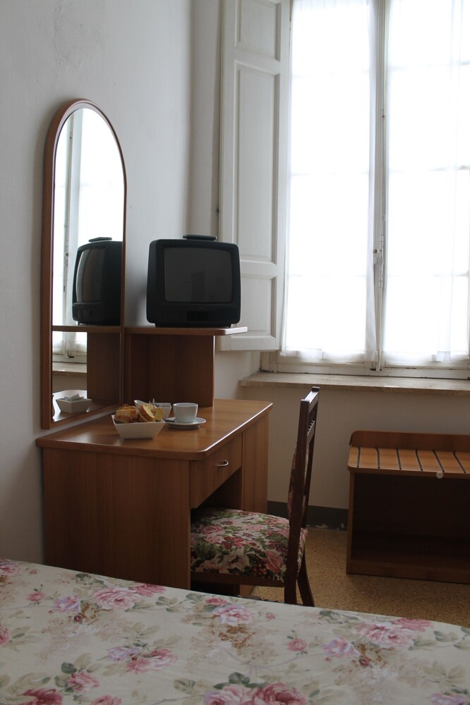 Book Hotel Croce Di Savoia Reggello Hotel Deals - 