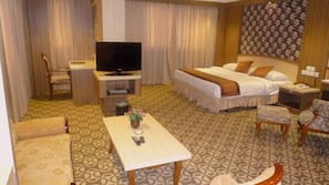 1 bedroom, minibar, desk, rollaway beds