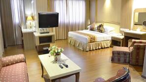 1 bedroom, minibar, desk, rollaway beds