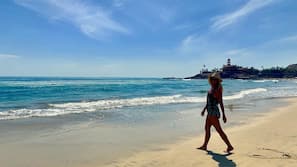Ubicación a pie de playa, arena blanca, tumbonas y toallas de playa