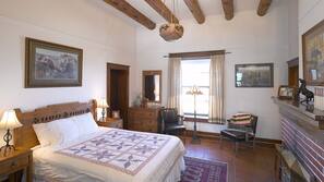 Individually decorated, iron/ironing board, free WiFi, linens