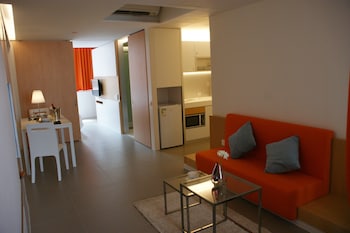 60 West Suites Hotel