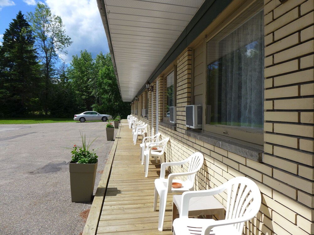 Motel De La Riviere Québec Canada Motel de la Riviere Deals & Reviews (Piedmont, CAN) | Wotif