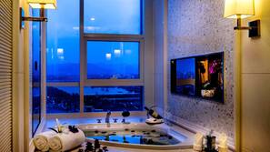Minibar, coffres-forts dans les chambres, bureau