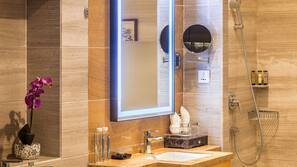 Minibar, coffres-forts dans les chambres, bureau