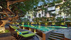 2 outdoor pools