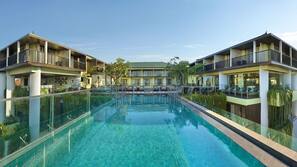 2 outdoor pools