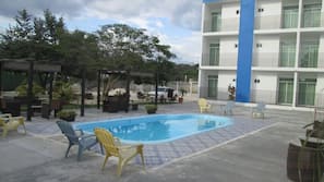 Una piscina al aire libre