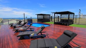 Kolam renang outdoor, dengan payung kolam renang dan kursi berjemur
