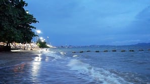 Pantai di sekitar dan handuk pantai