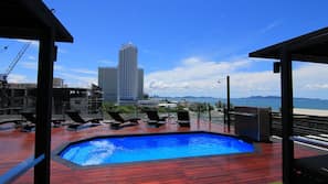 Kolam renang outdoor, dengan payung kolam renang dan kursi berjemur