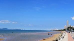 Pantai di sekitar dan handuk pantai