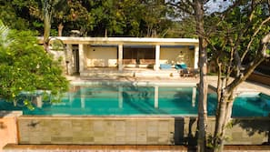 11 outdoor pools, pool loungers