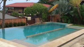 11 outdoor pools, pool loungers