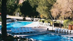 2 outdoor pools