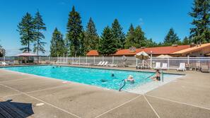 2 outdoor pools