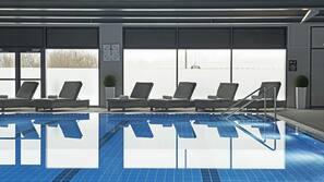 Piscina coperta, lettini
