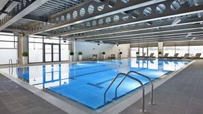 Piscina coperta, lettini