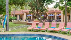 Piscine extérieure, parasols de plage, chaises longues