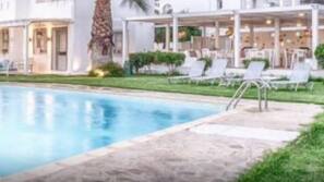 Piscine extérieure, chaises longues
