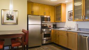 Full-size fridge, microwave, stovetop, dishwasher