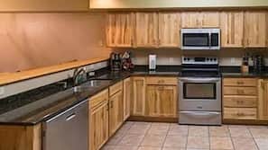 Full-size fridge, microwave, stovetop, dishwasher