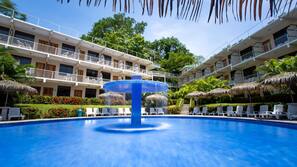 Una piscina al aire libre (de 8:00 a 20:00), sombrillas, tumbonas