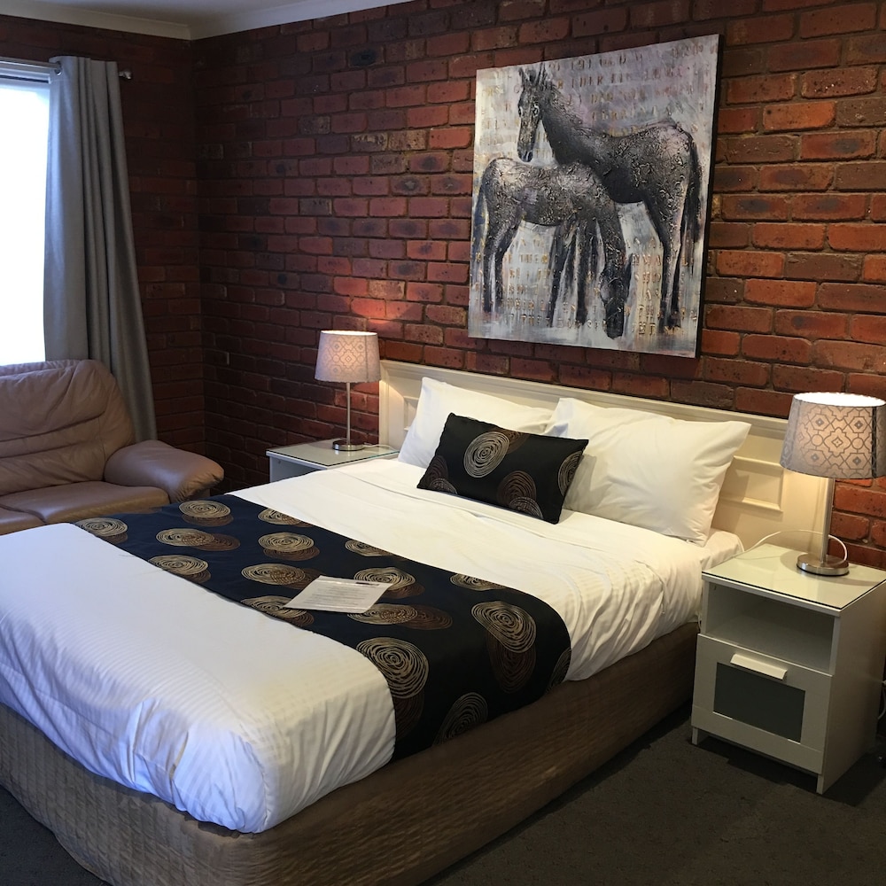 Room, Melton Motor Inn & Apartments