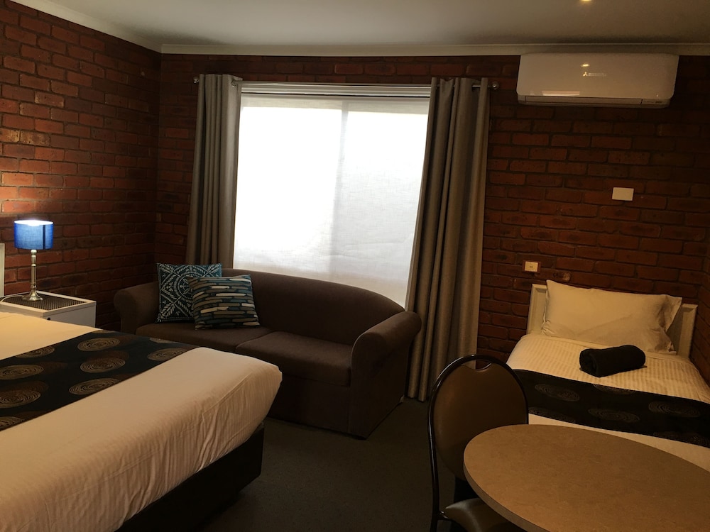 Room, Melton Motor Inn & Apartments