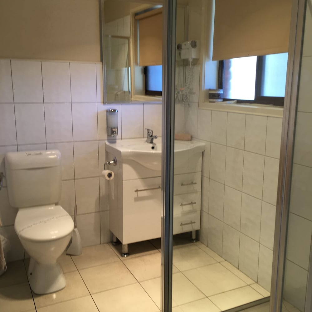 Bathroom amenities, Melton Motor Inn & Apartments