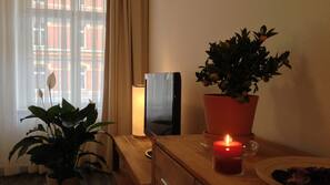 1 Schlafzimmer, Schreibtisch, Bügeleisen/Bügelbrett