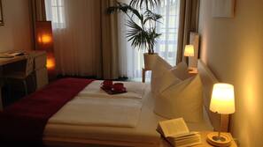 1 Schlafzimmer, Schreibtisch, Bügeleisen/Bügelbrett