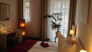 1 Schlafzimmer, Schreibtisch, Bügeleisen/Bügelbrett