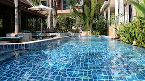 2 hồ bơi ngoài trời